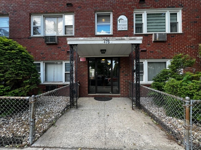 Building Photo - 475 Elm Street Unit 2BR - 1BA APT w Laundry in building