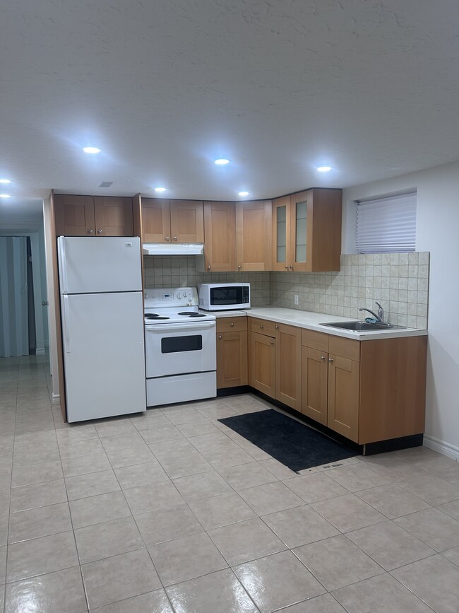 Building Photo - 41 Cartwright Av