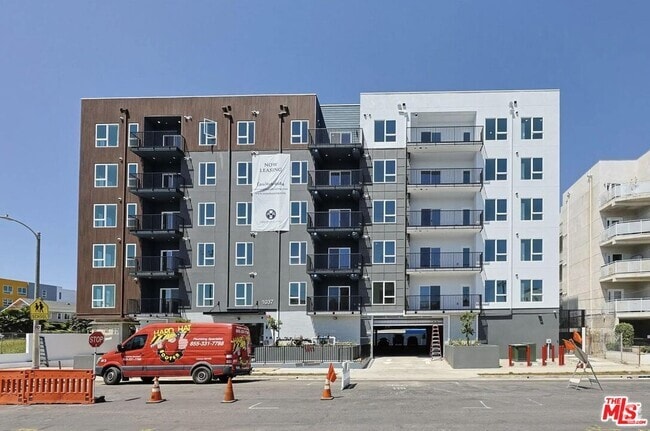 Building Photo - 1037 Dewey Ave Unit 208 Rental