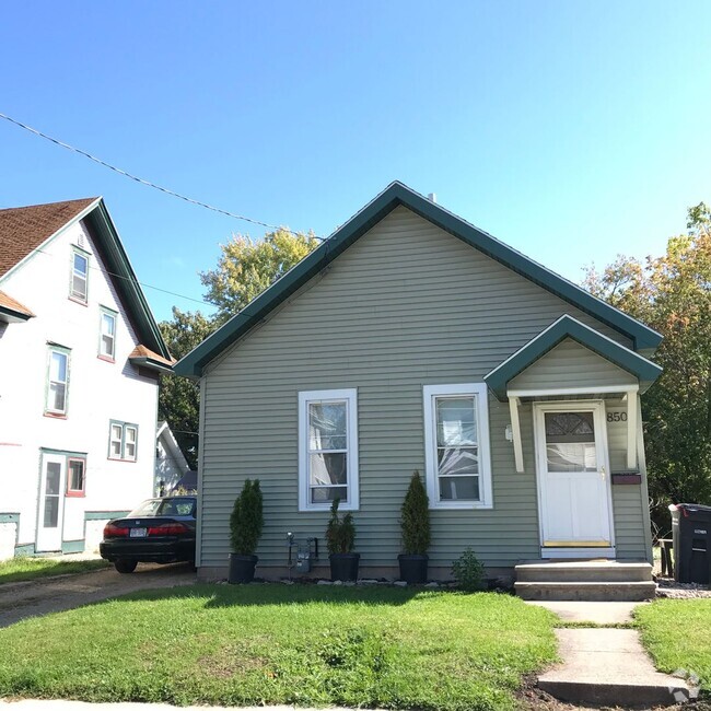 Building Photo - 4 Bedroom Near UWO Rental