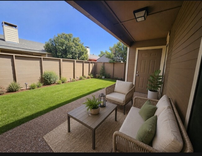 Patio trasero - Midland Village Apartments