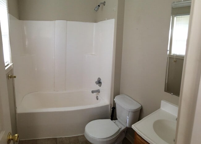 Photo - 831 Watkins St