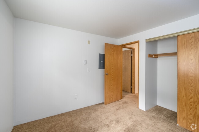2BR, 2BA - 924SF - Bedroom - Trailside