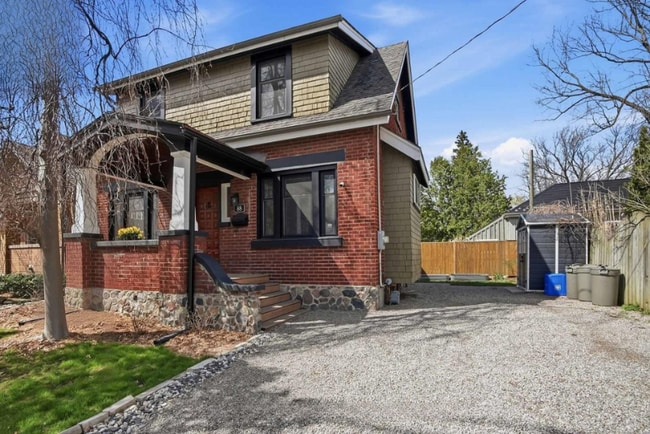 Building Photo - Charming and spacious 3-bedroom, 1-bathroom property offering approximately 1,500 sq. ft. of comf...
