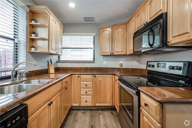 Building Photo - 2530 NE 9th St Rental