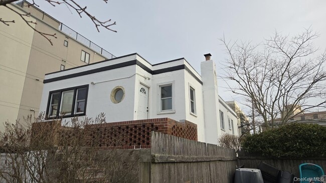 Building Photo - 840 E Broadway Unit upper