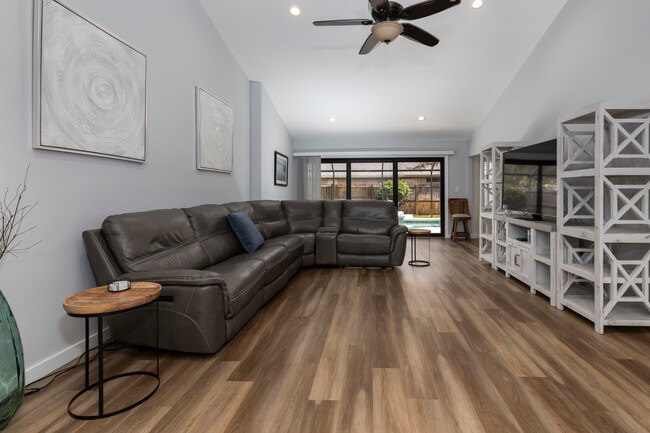 Family room - 955 SW Sand Oak Dr