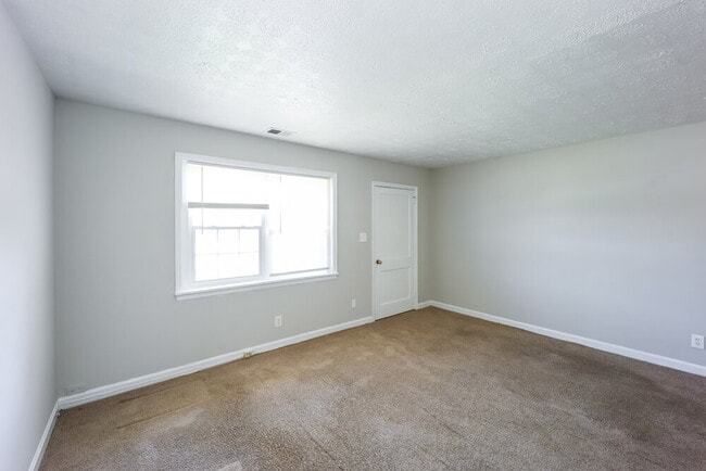 Photo - 5299 Sharon St