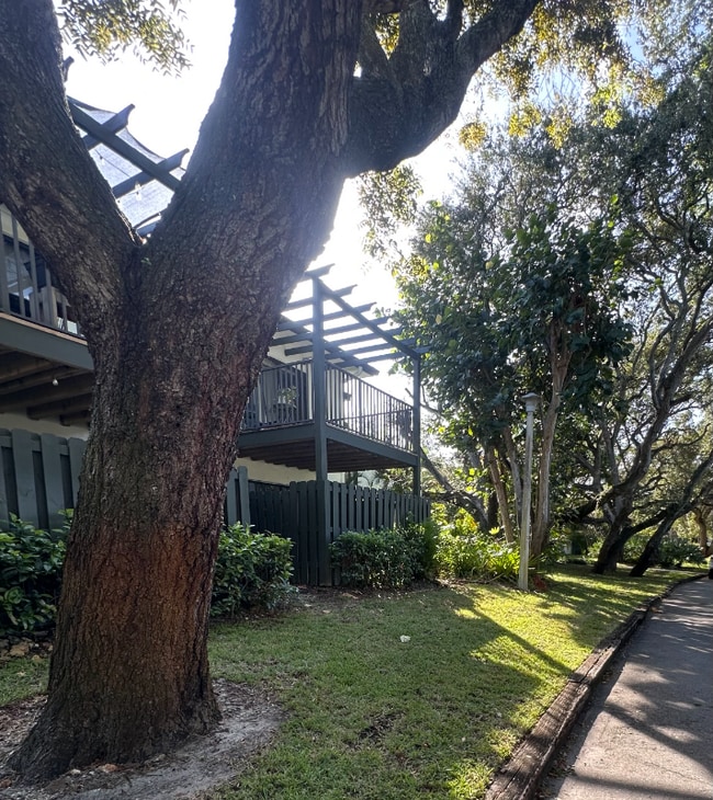 Photo - 2691 Albatross Rd N