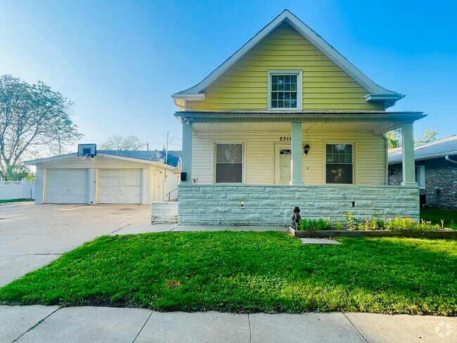 Building Photo - Home w/ Huge 2-stall Garage