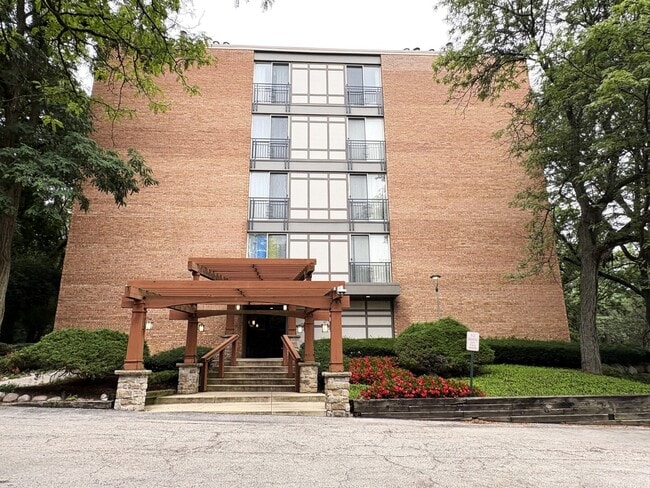 Building Photo - 5810 Oakwood Dr Unit 5C