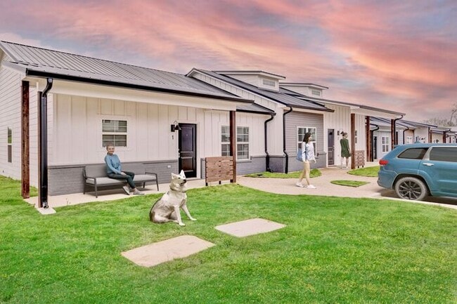 Building Photo - Luxury 3 Bedroom 2 Bath Townhome in Bullar...