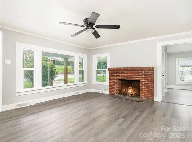 Chimenea en la sala de estar - 123 Lincoln St