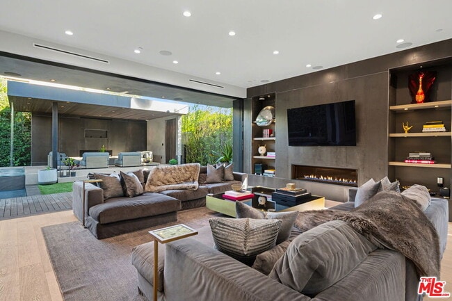 Photo - 418 N Sweetzer Ave