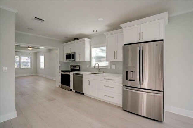 Building Photo - 320 NW 6th Ave