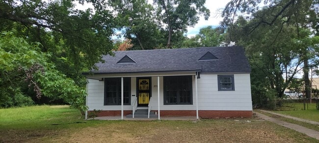 Photo - Beautiful 3 bedroom/1 bath Cottage with La...
