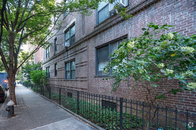 Photo - Colonial Court