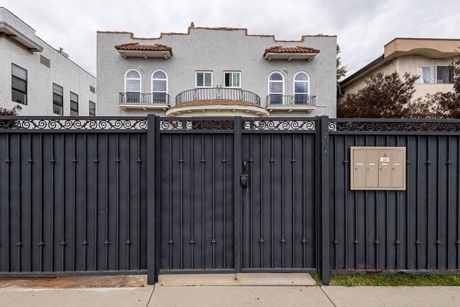 Photo - Bright and airy 2-bedroom 2-bath in Mid- City Unit 4537 ½