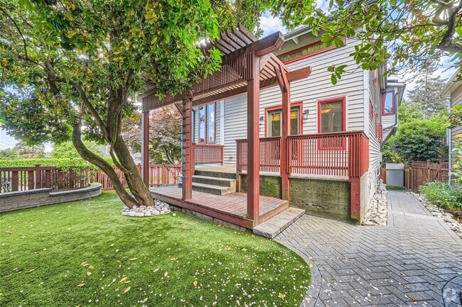 Building Photo - Queen Anne Home