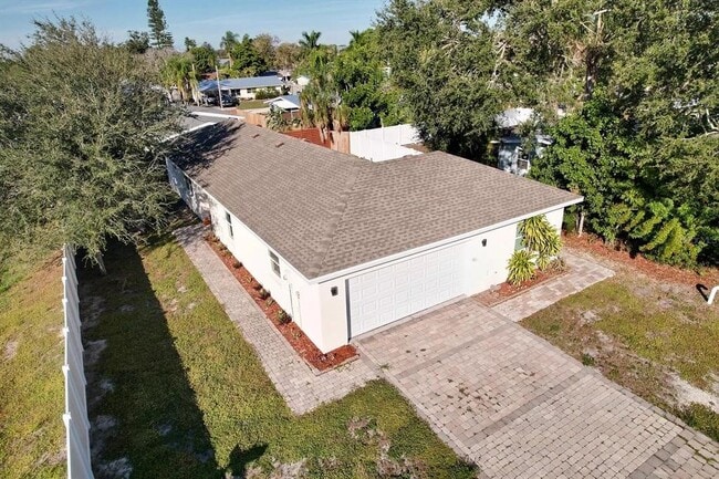 Building Photo - 2011 Outer Dr