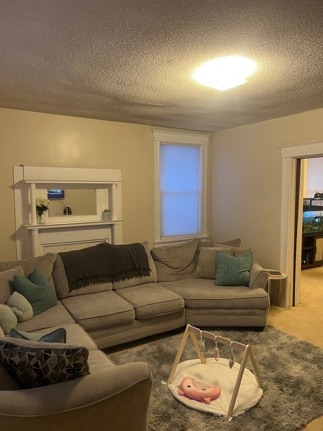 Building Photo - 3453 Woodburn Ave Unit 3