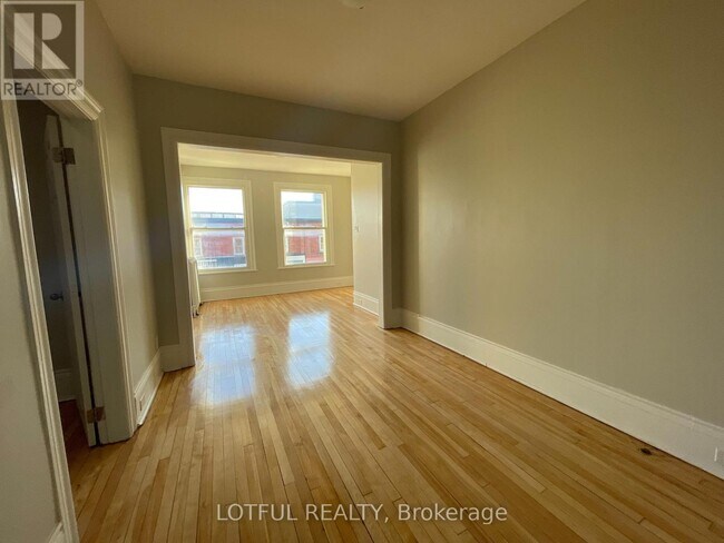 Photo - 2 - 4 1/2 RUSSELL STREET E