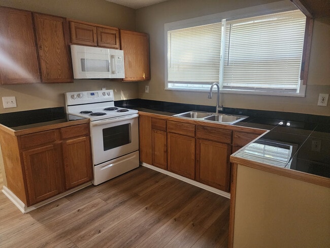 Photo - 955 Mackinaw St