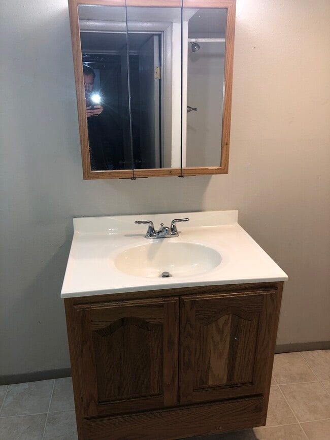 Bathroom vanity - 122 2nd Ave SW Unidad 1