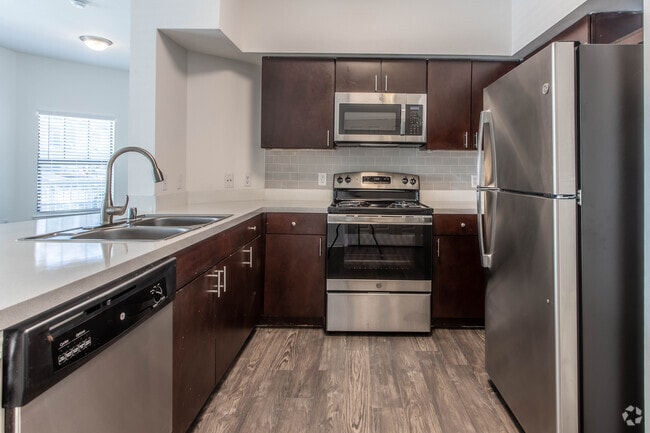 2HAB, 2BA - 1,043 ft² - 5 Oaks