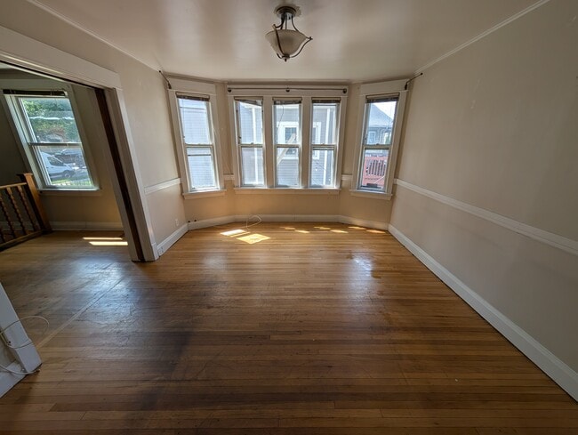 Dining Room with Bay WIndow - 5010 W Montrose Ave Unit Apt 1