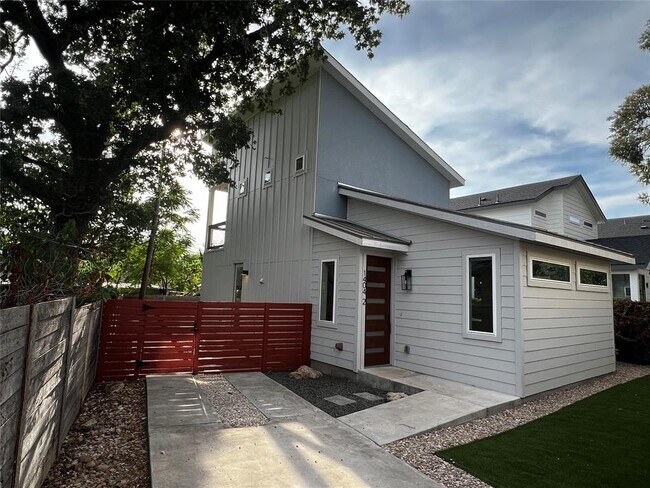 Building Photo - 1404 Marcus Pl