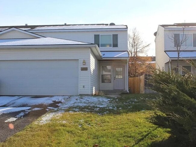 Building Photo - 3 Bedroom 2.5 Bath Townhouse