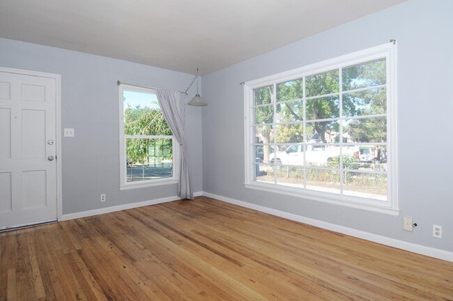 Photo - 710 N Oakley St Unidad 710 N Oakley Street