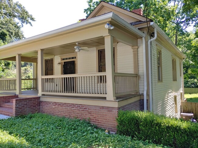 Photo - 728 Queen St SW
