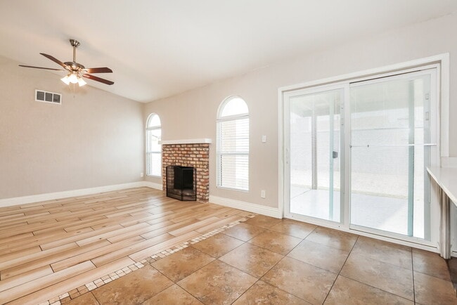 Photo - 631 W Lindner Ave