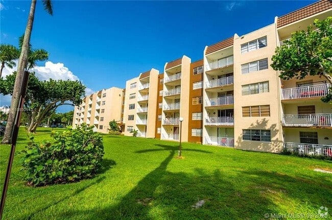 Building Photo - 6930 Miami Gardens Dr Unit 1-304 Rental