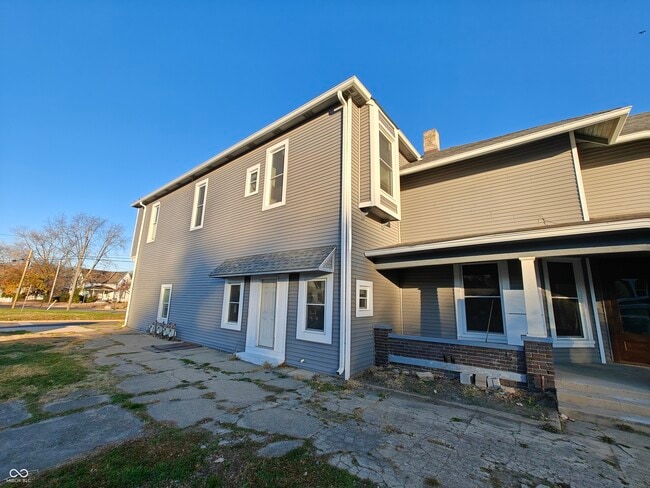 Building Photo - 392 W Broadway St Unit Studio