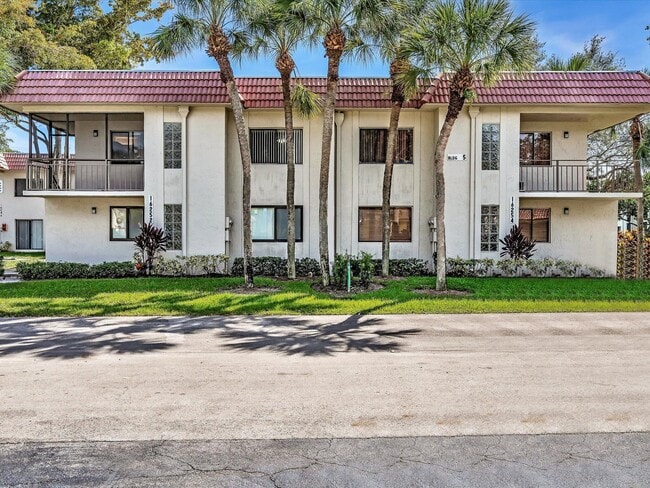 Building Photo - 16252 Laurel Dr Unit 201