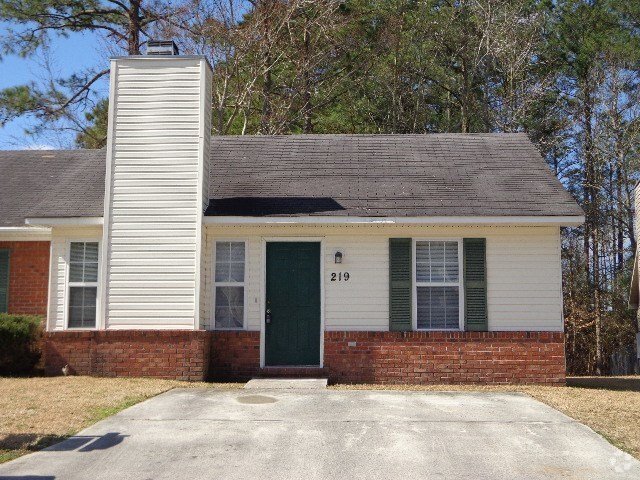 Building Photo - "Charming 2-Bed, 2-Bath Gem with Cozy Comf... Rental