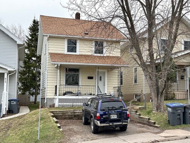 AVAILABLE AUGUST - 3 Bed / 1 Bath Home - AVAILABLE AUGUST - 3 Bed / 1 Bath Home