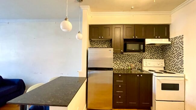 Building Photo - 3617 Rue Sainte-Famille Unit 1