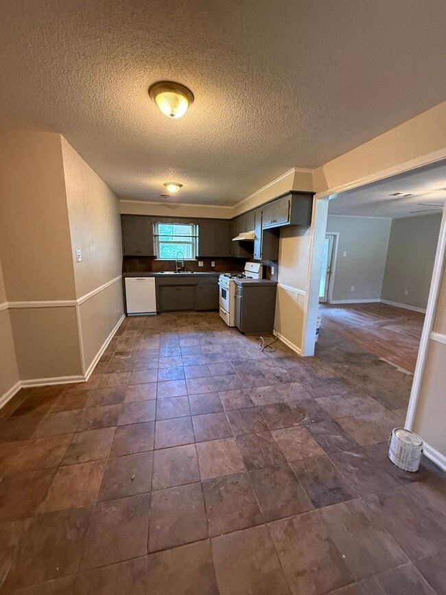 Photo - 3 BEDROOM 2 BATH HOUSE CENTRAL HEAT & AIR, UTILITIES ARE EGW, FENCED YARD, 2 CAR CARPORT, W/D HOO...