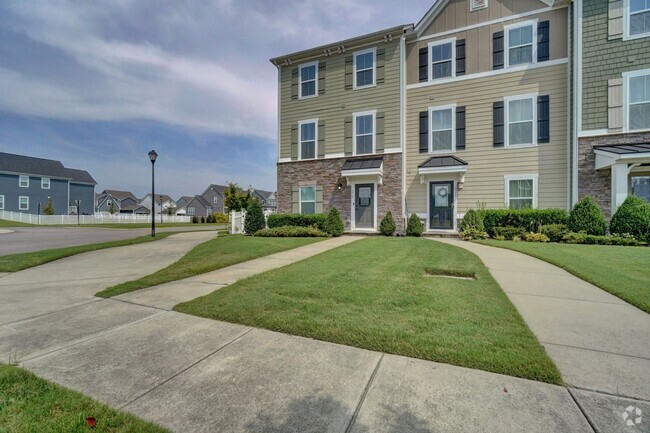 Building Photo - READY NOWCl!! A 3-Bedroom Townhome w/Garag...