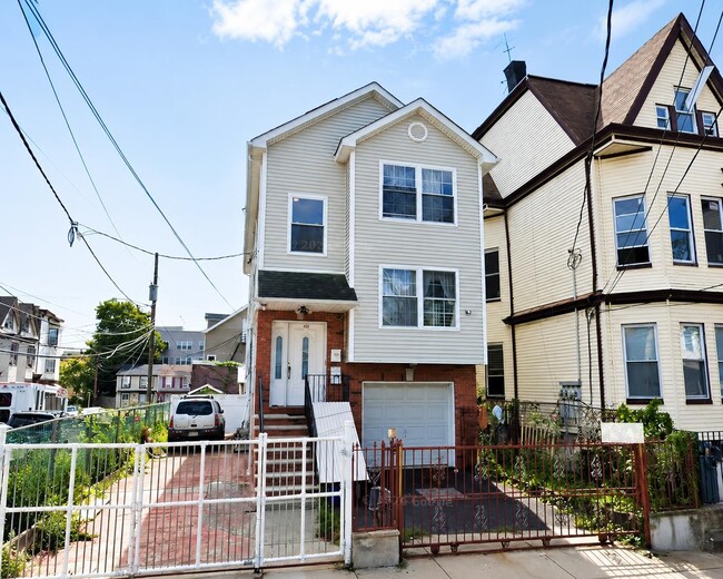 Building Photo - 408 Ellison St Unit 2