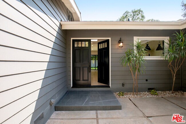 Photo - 935 N Kenter Ave