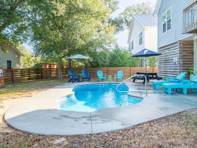 4502 E Oak Island Dr