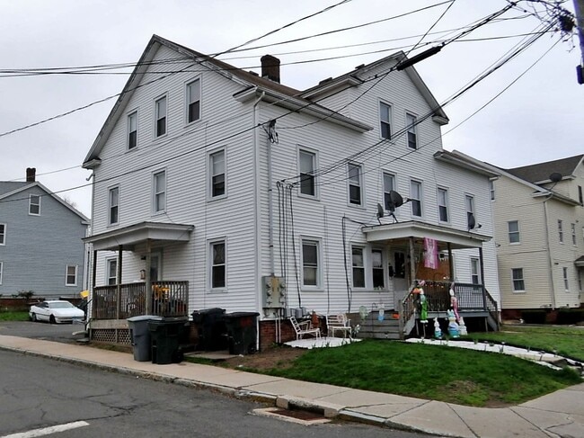 Building Photo - 64 Pleasant St Unit 62 Pleasant St