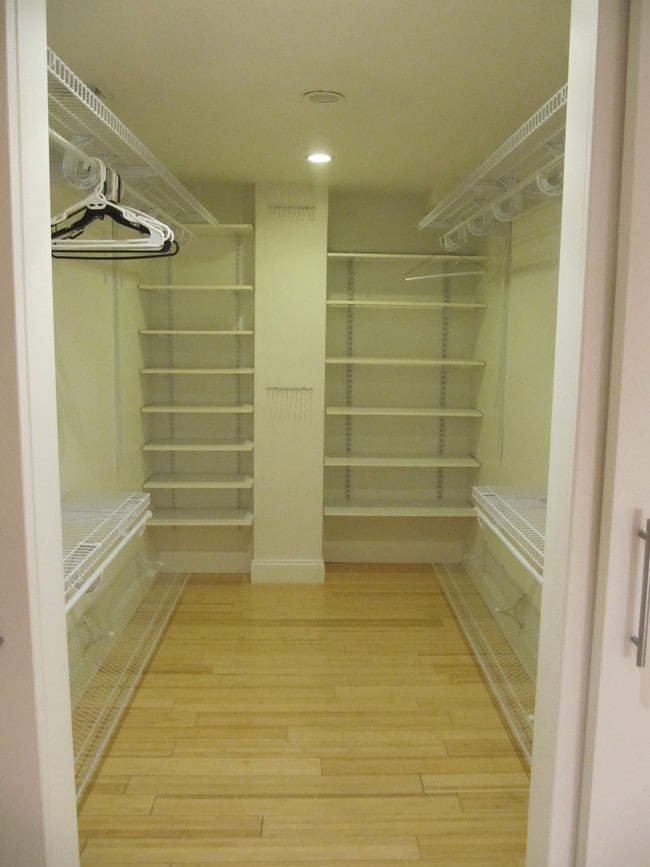 Building Photo - 5415 Collins Ave Unit 302