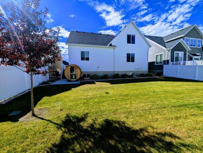 Photo - Lovely, spacious, newly built Lehi House!!