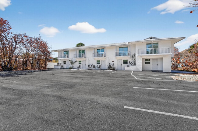 Building Photo - 2305 Tamarind Dr Unit 9